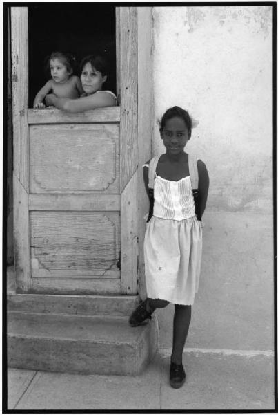 Cuba, Trinidad - Ritratto infantile - Bambina davanti alla porta di casa - Donna con bambina piccola alla porta