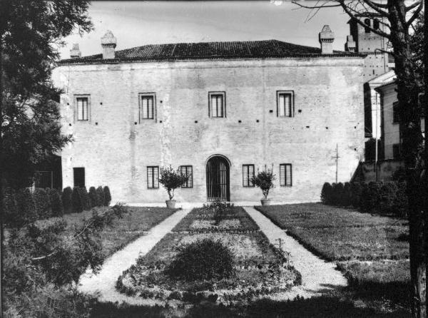 Mantova - Casa del Mantegna - Cortile