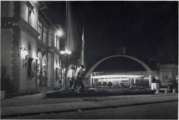 Fiera di Milano - Campionaria 1934 - Piazza italia - Veduta notturna