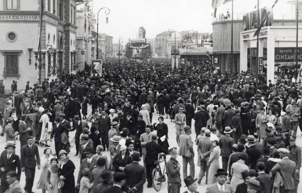 Fiera di Milano - Campionaria 1934 - Viale dell'industria - Folla di visitatori