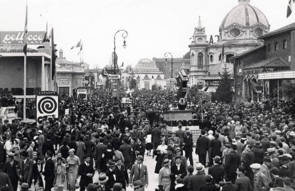 Fiera di Milano - Campionaria 1934 - Viale della scienza - Folla di visitatori