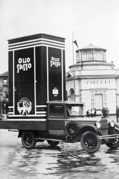 Fiera di Milano - Campionaria 1934 - Autoveicolo pubblicitario dell'olio Sasso