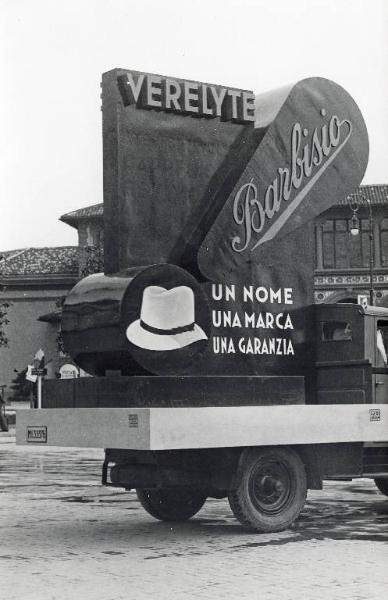 Fiera di Milano - Campionaria 1934 - Autoveicolo pubblicitario della ditta di cappelli Barbisio
