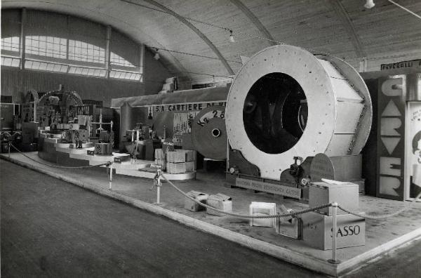 Fiera di Milano - Campionaria 1934 - Padiglione dell'imballaggio - Stand della Carver con macchine per l'imballaggio