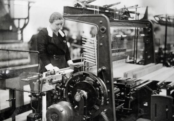 Fiera di Milano - Campionaria 1934 - Padiglione della meccanica - Operaia al lavoro su un telaio meccanico