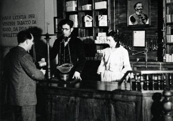Fiera di Milano - Campionaria 1934 - Padiglione dei Monopoli di Stato - Bancone storico per la vendita di tabacco