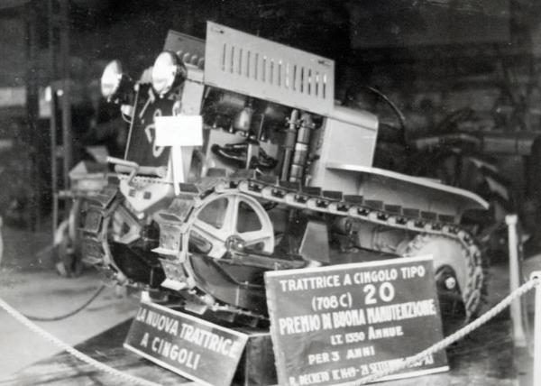 Fiera di Milano - Campionaria 1934 - Macchina trattrice a cingolo
