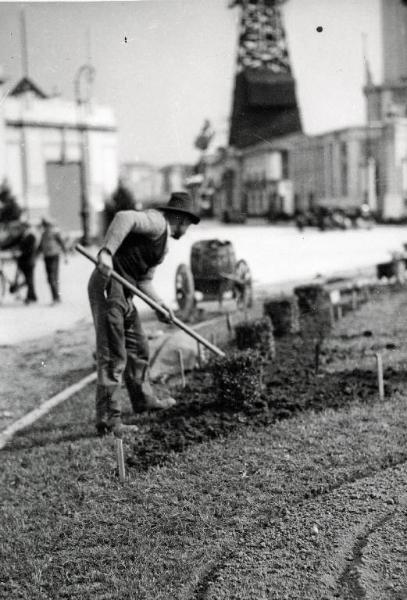 Fiera di Milano - Campionaria 1934 - Lavori di giardinaggio in fase di allestimento