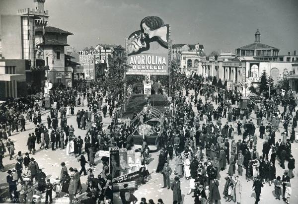 Fiera di Milano - Campionaria 1935 - Viale dell'industria - Folla di visitatori