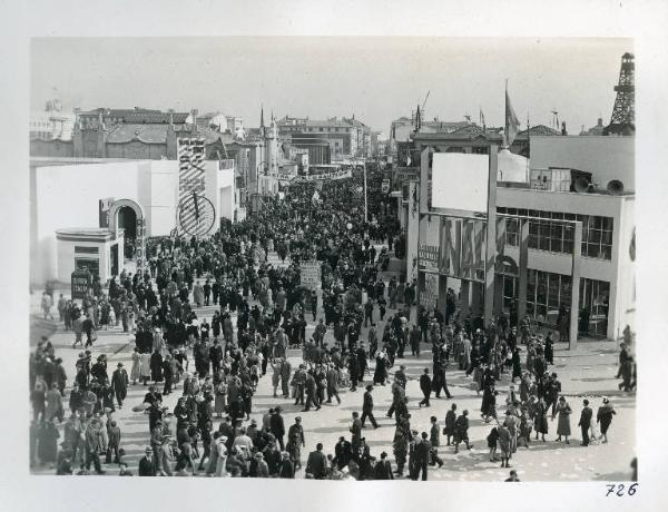 Fiera di Milano - Campionaria 1935 - Viale del commercio - Folla di visitatori