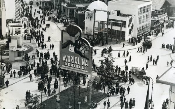 Fiera di Milano - Campionaria 1935 - Viale dell'industria all'incrocio con viale del commercio - Veduta dall'alto