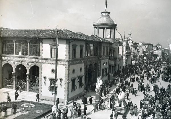 Fiera di Milano - Campionaria 1935 - Viale dell'industria - Folla di visitatori