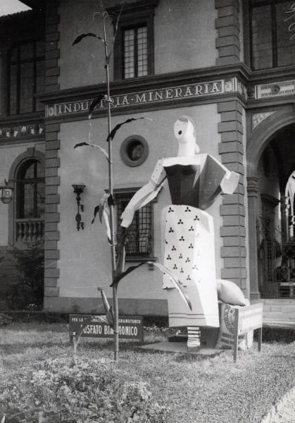 Fiera di Milano - Campionaria 1935 - Sagoma pubblicitaria del fosfato biammonico davanti al padiglione della Monterdison