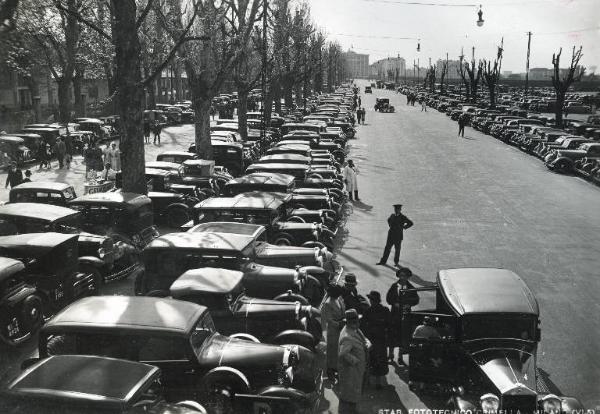 Fiera di Milano - Campionaria 1935 - Parcheggio esterno di autovetture