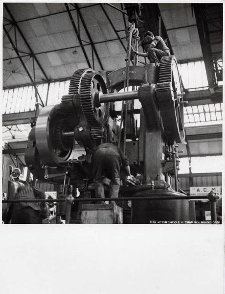 Fiera di Milano - Campionaria 1935 - Padiglione della meccanica - Allestimento di un macchinario