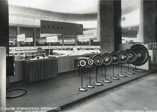 Fiera di Milano - Salone internazionale aeronautico 1935 - Stand di ruote di aerei