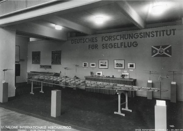 Fiera di Milano - Salone internazionale aeronautico 1935 - Stand del Deutsches Forschungsinstitut für Segelflug (Istituto tedesco di ricerca per volo a vela)