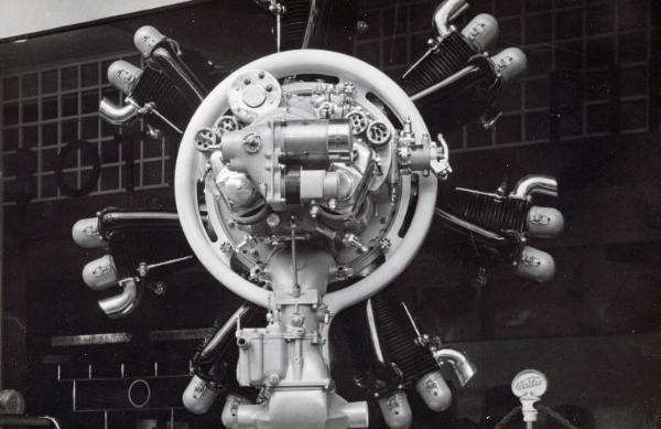Fiera di Milano - Salone internazionale aeronautico 1935 - Motore in uno stand