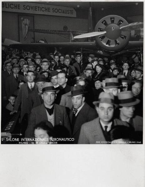 Fiera di Milano - Salone internazionale aeronautico 1935 - Sezione dell'Unione Repubbliche sovietiche - Folla di visitatori