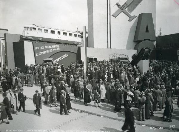 Fiera di Milano - Campionaria 1936 - Area espositiva Fiat sull'Africa Orientale - Visitatori