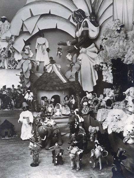 Fiera di Milano - Campionaria 1936 - Padiglione del giocattolo - Stand di bambole e bambolotti