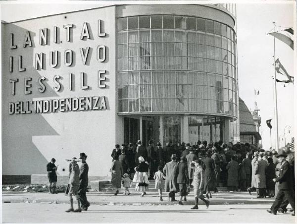 Fiera di Milano - Campionaria 1936 - Padiglione della Snia Viscosa - Folla di visitatori all'entrata