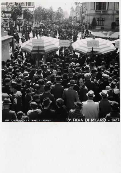 Fiera di Milano - Campionaria 1937 - Entrata di porta Domodossola - Folla di visitatori ai passaggi
