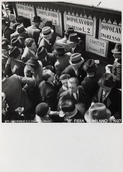 Fiera di Milano - Campionaria 1937 - Entrata di porta Domodossola - Folla di visitatori alle biglietteria dopolavoro