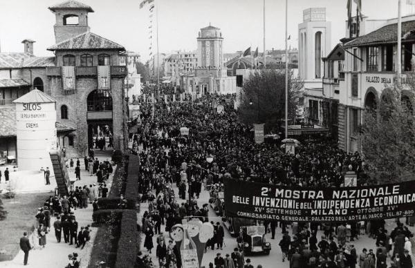 Fiera di Milano - Campionaria 1937 - Viale dell'agricoltura - Folla di visitatori