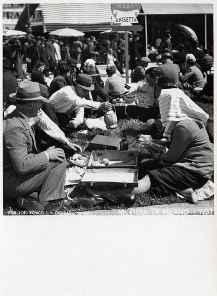 Fiera di Milano - Campionaria 1937 - Visitatori in un'aiuola con picnic