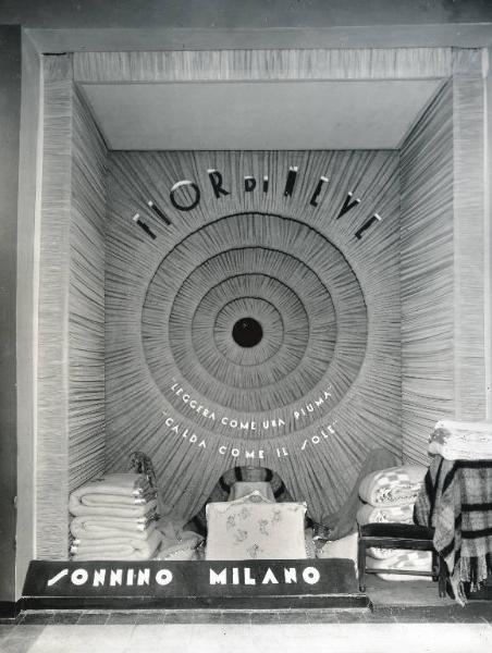 Fiera di Milano - Campionaria 1937 - Padiglione dei tessili e dell'abbigliamento - Stand di coperte della ditta Sonnino