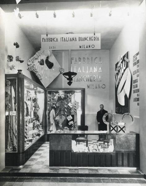 Fiera di Milano - Campionaria 1937 - Padiglione dei tessili e dell'abbigliamento - Stand della Fabbrica italiana biancheria