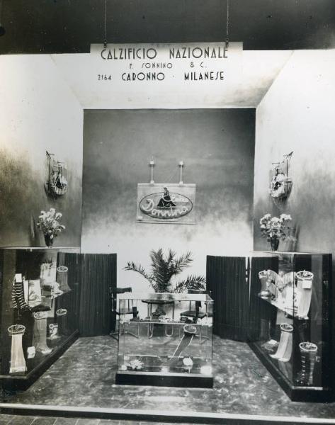Fiera di Milano - Campionaria 1937 - Padiglione dei tessili e dell'abbigliamento - Stand del Calzificio nazionale F. Sonnino & C.