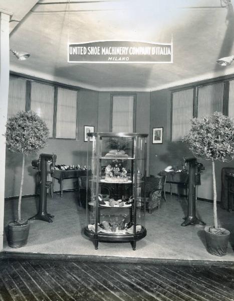 Fiera di Milano - Campionaria 1937 - Padiglione delle industrie del cuoio - Stand della United shoe machinery company d'Italia