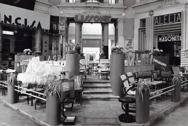 Fiera di Milano - Campionaria 1937 - Padiglione del mobilio - Atrio centrale con stand