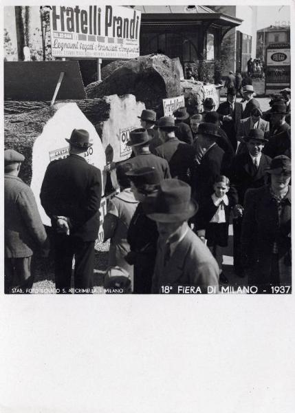 Fiera di Milano - Campionaria 1937 - Stand all'aperto di legnami F.lli Prandi - Visitatori