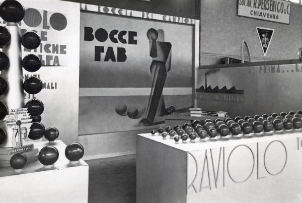 Fiera di Milano - Campionaria 1937 - Padiglione dello sport - Stand di bocce della ditta Raviolo "Fab-Sintetica"
