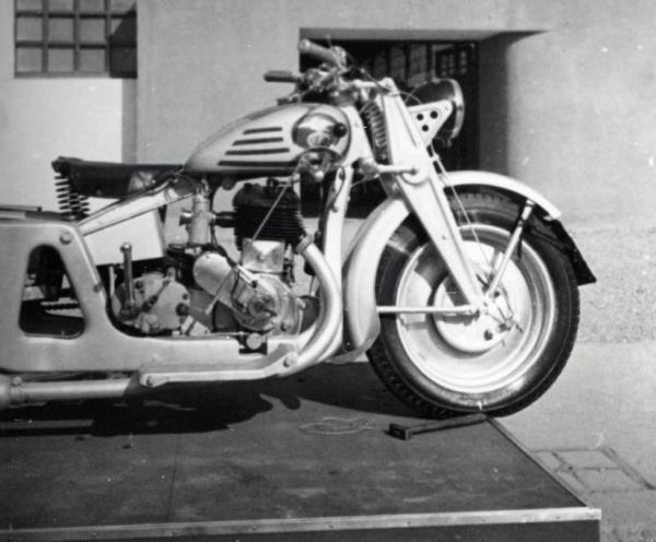 Fiera di Milano - Campionaria 1937 - Padiglione dello sport - Mostra dei motofurgoni - Motocicletta