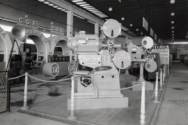 Fiera di Milano - Campionaria 1937 - Padiglione della radio-cine, ottica e fotografia - Stand di macchine cinematografiche della Microtecnica