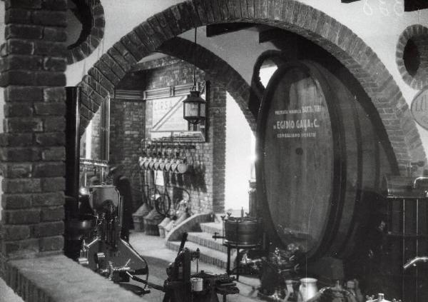 Fiera di Milano - Campionaria 1937 - Padiglione dei vini e liquori d'Italia - Stand della premiata fabbrica di botti e tini di Egidio Gaya e C.