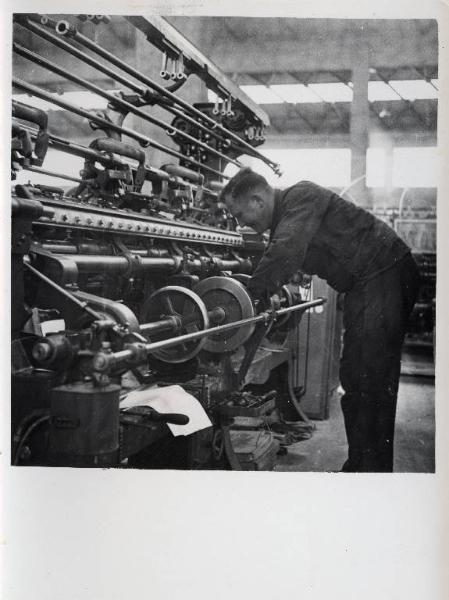 Fiera di Milano - Campionaria 1937 - Padiglione della meccanica - Allestimento delle macchine