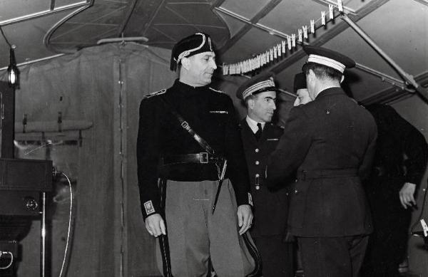 Fiera di Milano - Salone internazionale aeronautico 1937 - Visita del Federale di Milano Rino Parenti