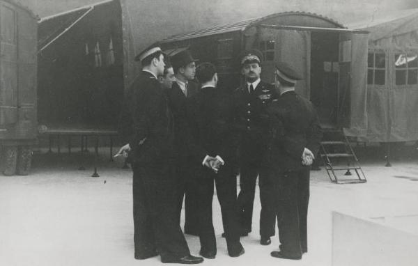 Fiera di Milano - Salone internazionale aeronautico 1937 - Lavori di allestimento - Visita del generale Felice Porro