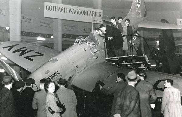 Fiera di Milano - Salone internazionale aeronautico 1937 - Settore tedesco - Visitatori