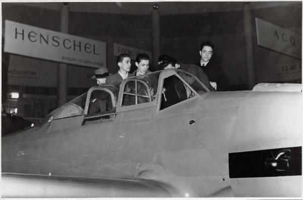 Fiera di Milano - Salone internazionale aeronautico 1937 - Settore tedesco - Visitatori