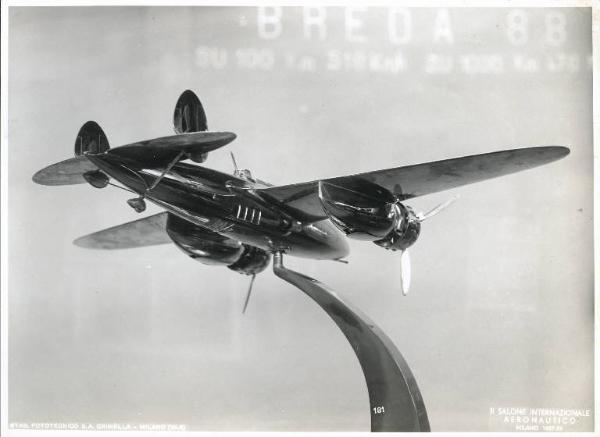 Fiera di Milano - Salone internazionale aeronautico 1937 - Settore italiano - Stand della Società italiana Ernesto Breda - Modello dell'aereo Ba 88 Lince