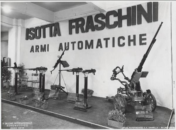 Fiera di Milano - Salone internazionale aeronautico 1937 - Stand di armi automatiche della Isotta Fraschini