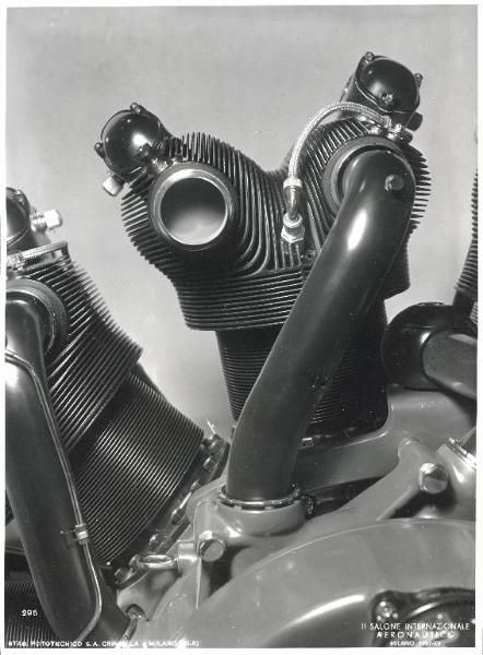 Fiera di Milano - Salone internazionale aeronautico 1937 - Motore in uno stand