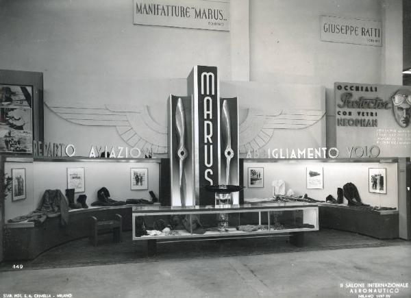 Fiera di Milano - Salone internazionale aeronautico 1937 - Settore accessori, strumenti e materie prime lavorate e semilavorate - Stand di abbigliamento per l'aviazione delle Manifatture "Marus"