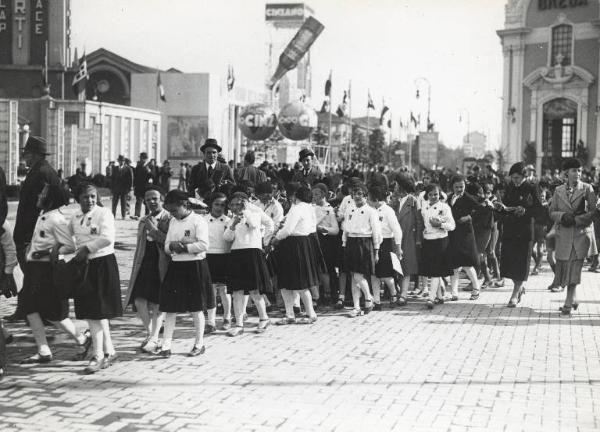 Fiera di Milano - Campionaria 1938 - Scolaresca in visita